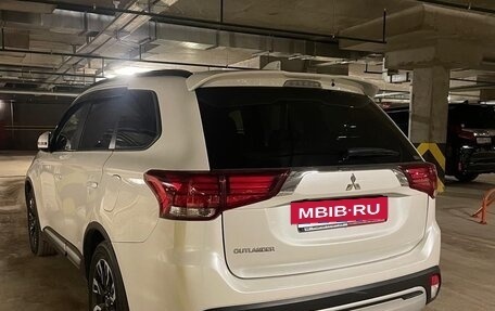 Mitsubishi Outlander III рестайлинг 3, 2021 год, 3 250 000 рублей, 4 фотография