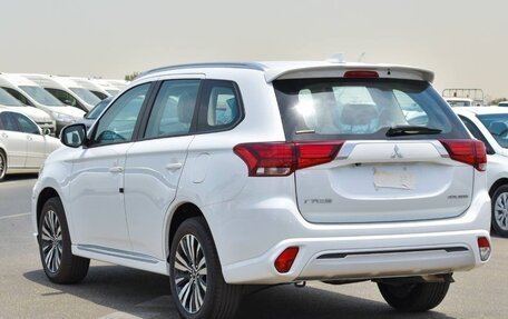 Mitsubishi Outlander III рестайлинг 3, 2022 год, 2 550 000 рублей, 2 фотография