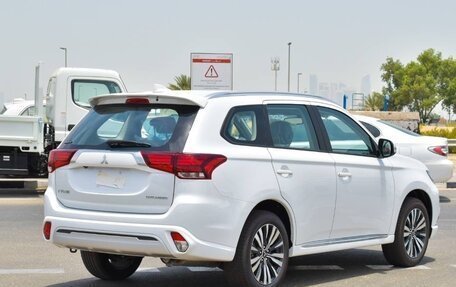 Mitsubishi Outlander III рестайлинг 3, 2022 год, 2 550 000 рублей, 3 фотография