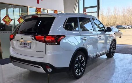 Mitsubishi Outlander III рестайлинг 3, 2020 год, 1 940 000 рублей, 3 фотография