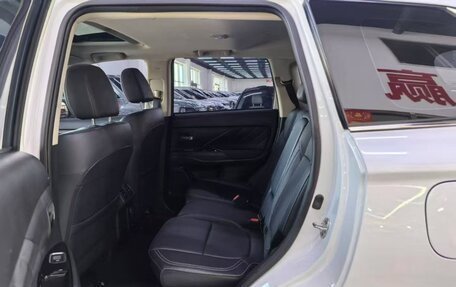 Mitsubishi Outlander III рестайлинг 3, 2020 год, 1 940 000 рублей, 7 фотография