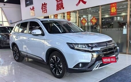 Mitsubishi Outlander III рестайлинг 3, 2020 год, 1 940 000 рублей, 4 фотография