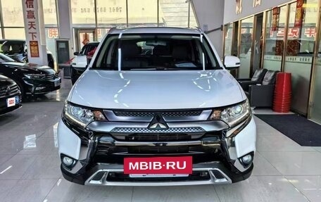 Mitsubishi Outlander III рестайлинг 3, 2020 год, 1 940 000 рублей, 2 фотография