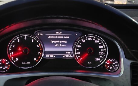 Volkswagen Touareg III, 2011 год, 2 200 000 рублей, 10 фотография