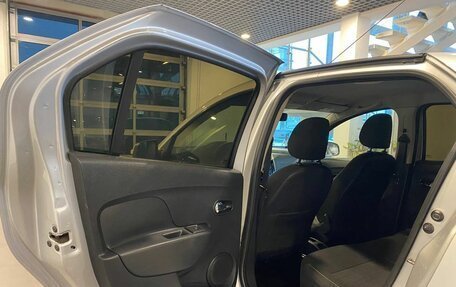 Renault Logan II, 2017 год, 720 000 рублей, 23 фотография
