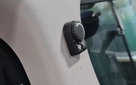 Toyota HiAce H200, 2016 год, 3 890 000 рублей, 5 фотография
