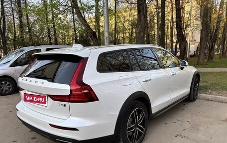 Volvo V60 Cross Country II, 2020 год, 3 700 000 рублей, 4 фотография