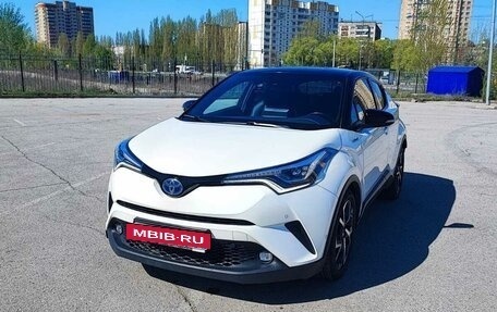 Toyota C-HR I рестайлинг, 2017 год, 2 640 000 рублей, 2 фотография