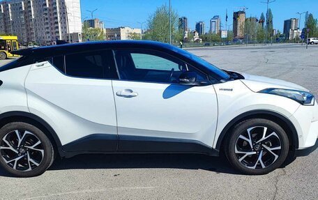 Toyota C-HR I рестайлинг, 2017 год, 2 640 000 рублей, 7 фотография