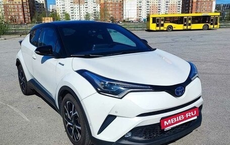 Toyota C-HR I рестайлинг, 2017 год, 2 640 000 рублей, 8 фотография