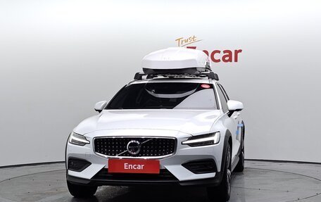 Volvo V60 Cross Country II, 2021 год, 3 430 000 рублей, 2 фотография