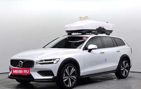 Volvo V60 Cross Country II, 2021 год, 3 430 000 рублей, 5 фотография