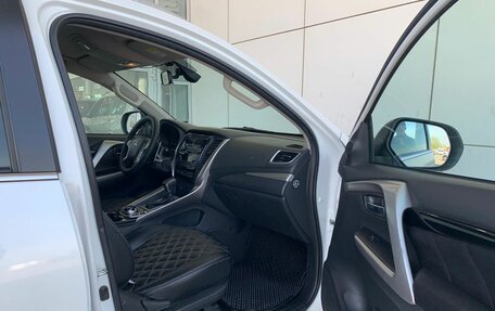 Mitsubishi Pajero Sport III рестайлинг, 2017 год, 2 299 000 рублей, 13 фотография