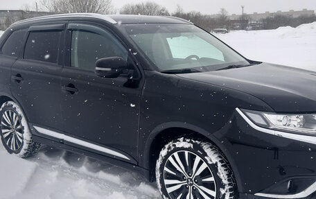 Mitsubishi Outlander III рестайлинг 3, 2018 год, 2 105 000 рублей, 2 фотография