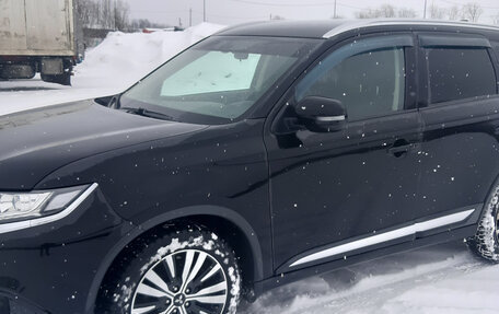 Mitsubishi Outlander III рестайлинг 3, 2018 год, 2 105 000 рублей, 3 фотография