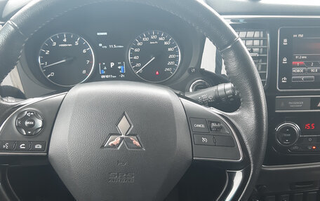 Mitsubishi Outlander III рестайлинг 3, 2018 год, 2 105 000 рублей, 9 фотография
