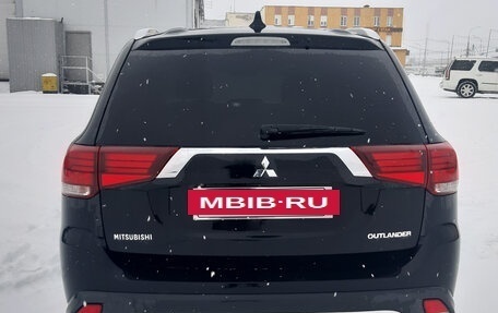Mitsubishi Outlander III рестайлинг 3, 2018 год, 2 105 000 рублей, 4 фотография