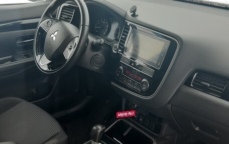 Mitsubishi Outlander III рестайлинг 3, 2018 год, 2 105 000 рублей, 8 фотография
