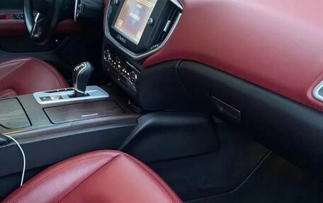 Maserati Ghibli, 2015 год, 3 600 000 рублей, 11 фотография