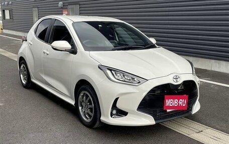 Toyota Yaris, 2022 год, 1 260 000 рублей, 3 фотография