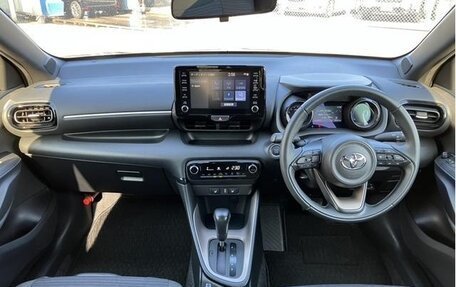 Toyota Yaris, 2022 год, 1 260 000 рублей, 8 фотография