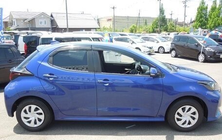 Toyota Yaris, 2022 год, 850 001 рублей, 3 фотография