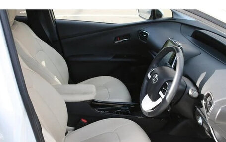 Toyota Prius IV XW50, 2016 год, 2 350 001 рублей, 6 фотография