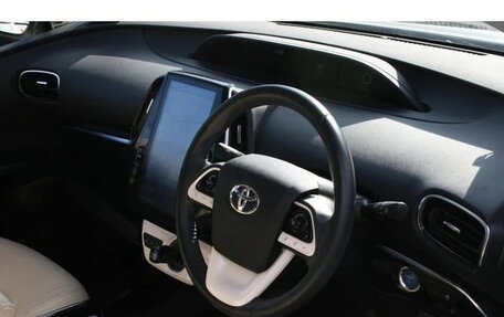 Toyota Prius IV XW50, 2016 год, 2 350 001 рублей, 7 фотография