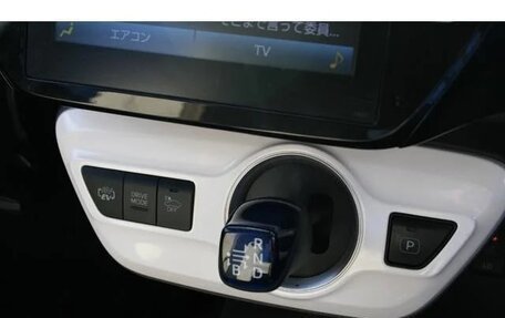 Toyota Prius IV XW50, 2016 год, 2 350 001 рублей, 11 фотография