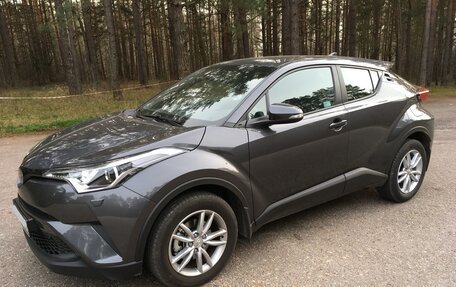 Toyota C-HR I рестайлинг, 2019 год, 2 200 000 рублей, 12 фотография