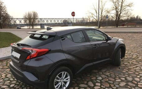 Toyota C-HR I рестайлинг, 2019 год, 2 200 000 рублей, 19 фотография