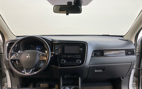 Mitsubishi Outlander III рестайлинг 3, 2015 год, 1 990 000 рублей, 9 фотография