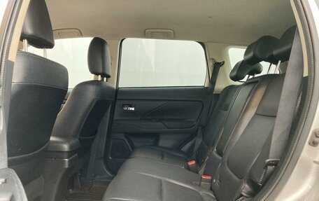 Mitsubishi Outlander III рестайлинг 3, 2015 год, 1 990 000 рублей, 15 фотография