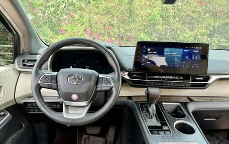 Toyota Sienna, 2022 год, 4 100 000 рублей, 9 фотография