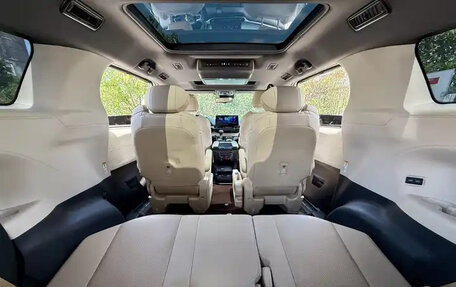 Toyota Sienna, 2022 год, 4 100 000 рублей, 16 фотография