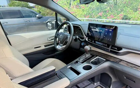 Toyota Sienna, 2022 год, 4 100 000 рублей, 14 фотография