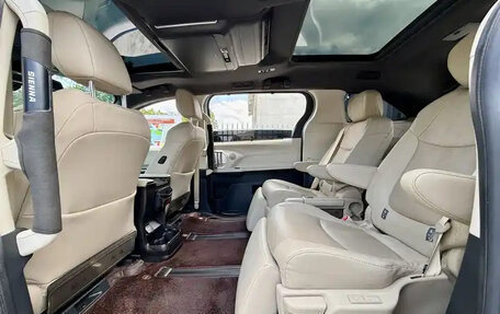 Toyota Sienna, 2022 год, 4 100 000 рублей, 17 фотография