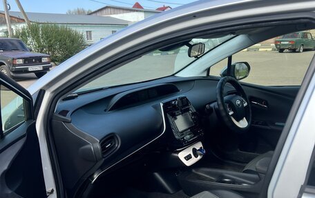Toyota Prius IV XW50, 2017 год, 1 900 000 рублей, 6 фотография