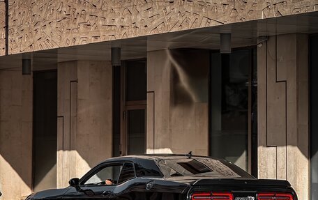 Dodge Challenger III рестайлинг 2, 2021 год, 7 100 000 рублей, 2 фотография