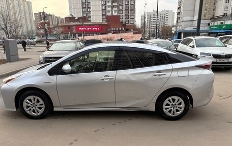 Toyota Prius IV XW50, 2018 год, 1 600 000 рублей, 4 фотография