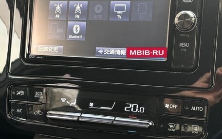 Toyota Prius IV XW50, 2018 год, 1 600 000 рублей, 8 фотография