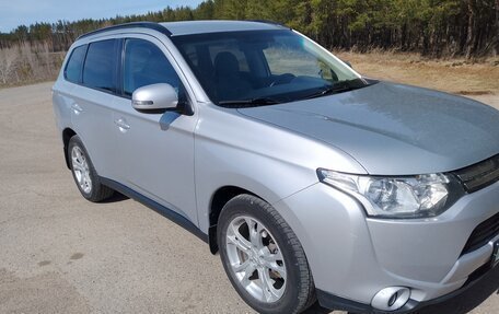 Mitsubishi Outlander III рестайлинг 3, 2013 год, 1 400 000 рублей, 3 фотография