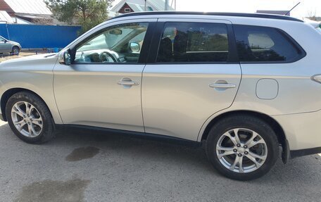 Mitsubishi Outlander III рестайлинг 3, 2013 год, 1 400 000 рублей, 4 фотография