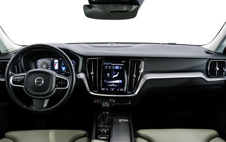 Volvo V60 Cross Country II, 2019 год, 3 549 000 рублей, 10 фотография
