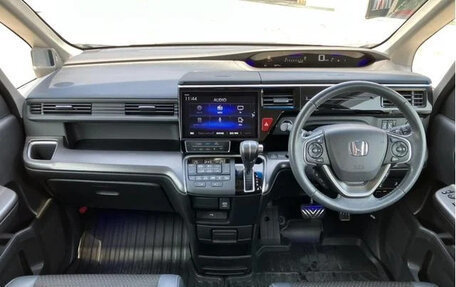 Honda Stepwgn IV, 2021 год, 1 650 000 рублей, 10 фотография