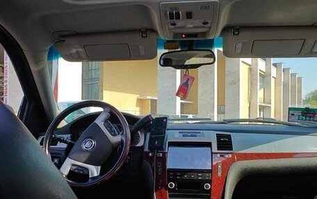 Cadillac Escalade III, 2011 год, 1 800 000 рублей, 2 фотография