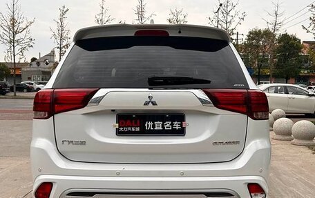 Mitsubishi Outlander III рестайлинг 3, 2022 год, 3 450 999 рублей, 7 фотография