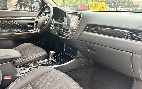 Mitsubishi Outlander III рестайлинг 3, 2022 год, 3 450 999 рублей, 4 фотография