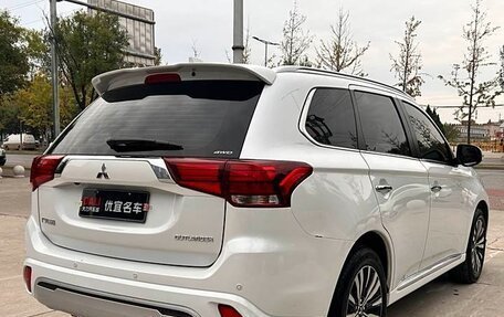 Mitsubishi Outlander III рестайлинг 3, 2022 год, 3 450 999 рублей, 6 фотография