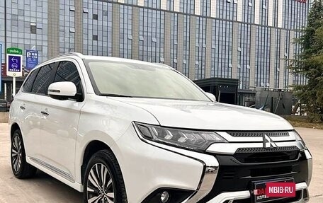 Mitsubishi Outlander III рестайлинг 3, 2022 год, 3 450 999 рублей, 3 фотография